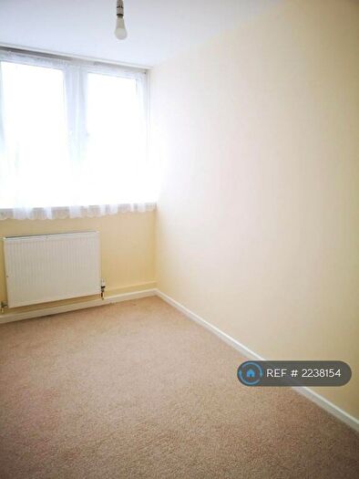 3 Bedroom Flat To Rent In The Square, Bracknell, RG12