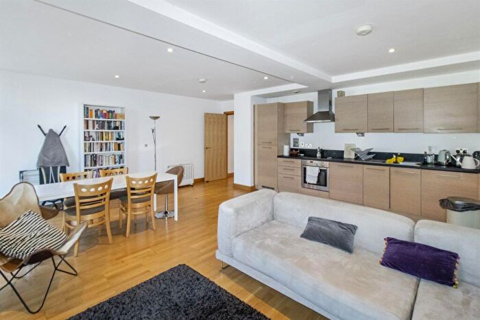 2 Bedroom Flat For Sale In Roach Road, London, E3 - Photo 3