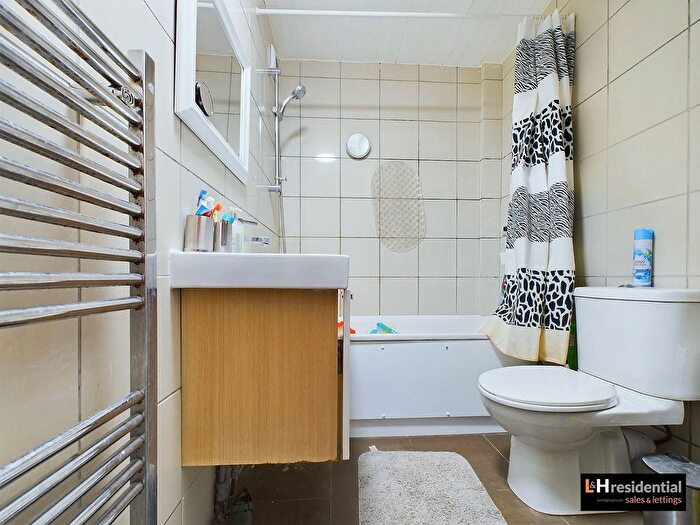 3 Bedroom Terraced House For Sale In Malden Road, Borehamwood, WD6