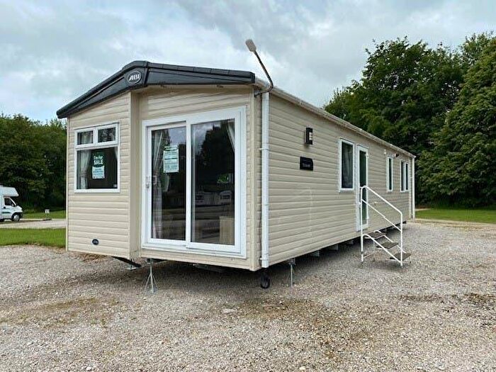 2 Bedroom Park Home For Sale In Newhaven Holiday Park, SK17