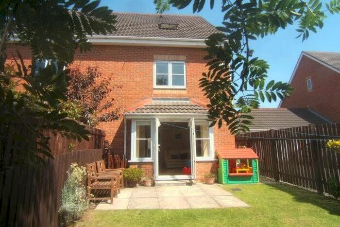 3 Bedroom Semi-Detached House To Rent In Padgett Way, Wakefield, WF2