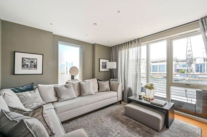 3 Bedroom Flat To Rent In Clonmel Court, Isle Of Dogs, London, E14