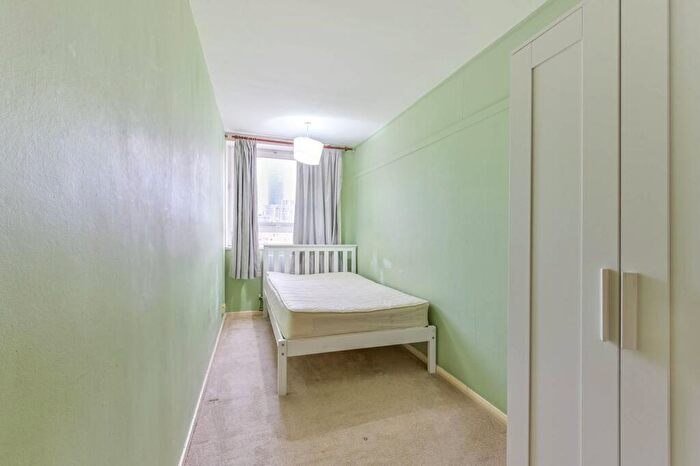 3 Bedroom Flat To Rent In Knighthead Point, Isle Of Dogs, London, E14