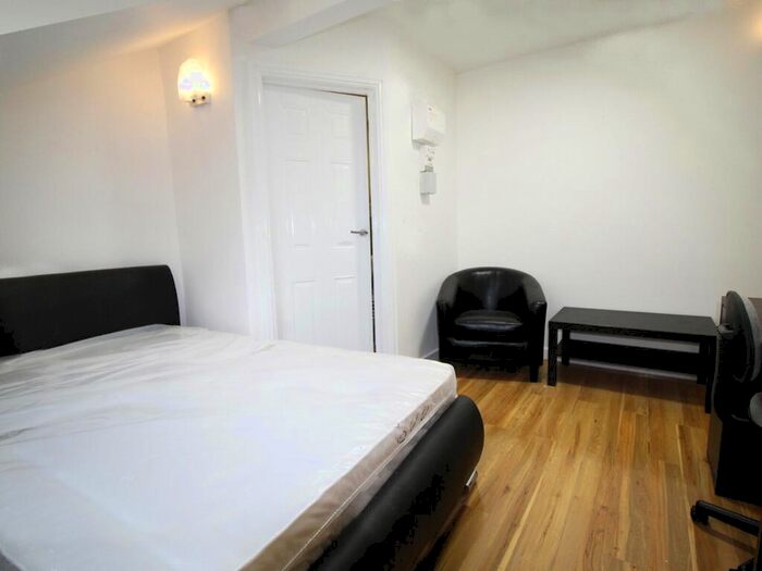 Apartment To Rent In Apt B, Regent Park Terrace #, LS6