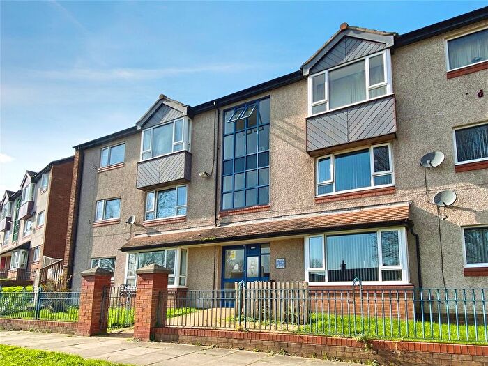 2 Bedroom Flat For Sale In Hyrstlands Road, Batley, WF17