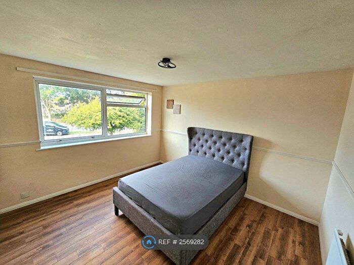 3 Bedroom Flat To Rent In Sherwood Court, Slough, SL3