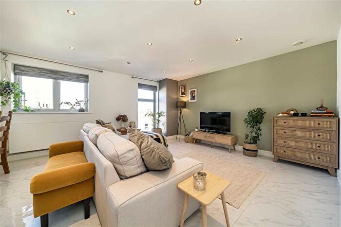 3 Bedroom Flat To Rent In Woodland Crescent, London, SE10