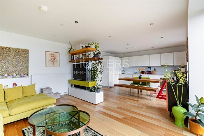 3 Bedroom Apartment To Rent In Kimpton Court, London, N4