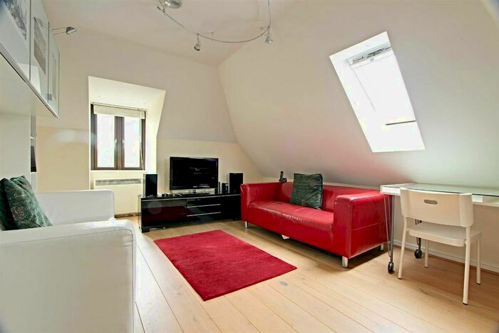 2 Bedroom Flat To Rent In Longfield Road, Tring, HP23