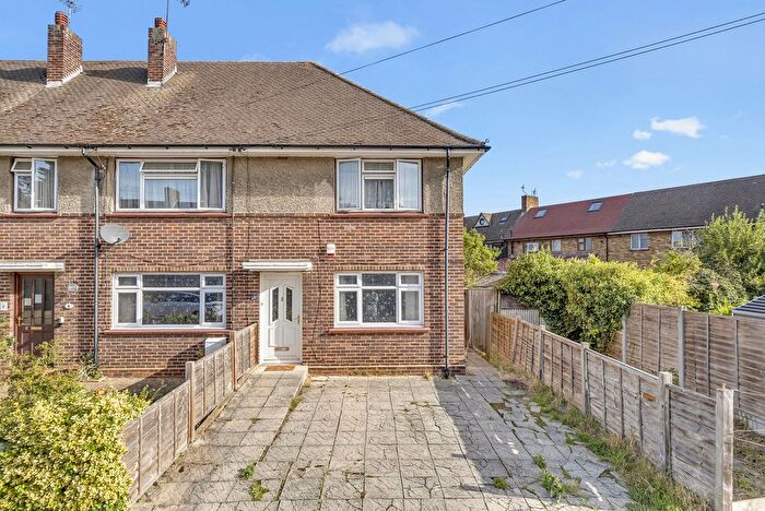 2 Bedroom Maisonette For Sale In Chaucer Road, Essex, RM3