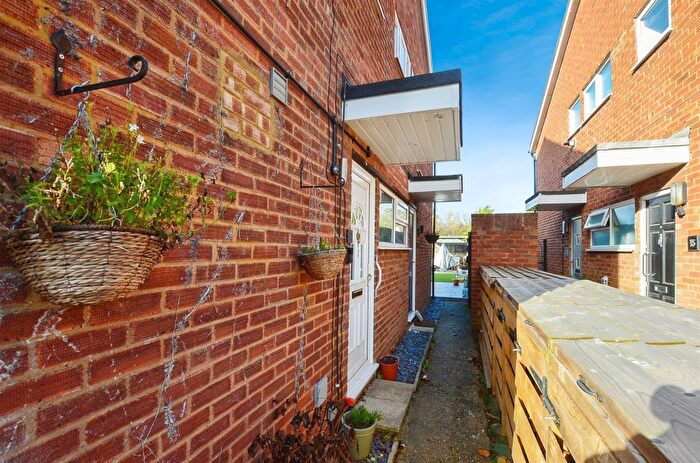 2 Bedroom Maisonette For Sale In Gilpin Green, Harpenden, AL5