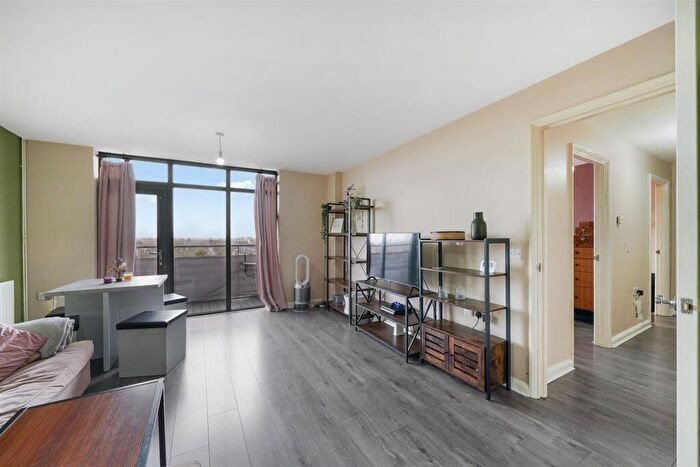 2 Bedroom Apartment For Sale In The Roundway, London, N17