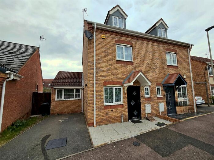 3 Bedroom Semi-Detached House To Rent In Mundesley Road, Hamilton, Leicester, LE5