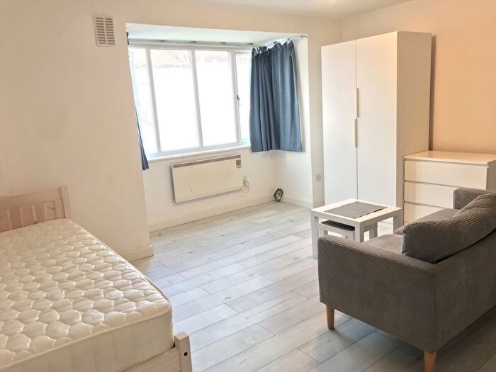 Studio To Rent In Harper Road, London, E6