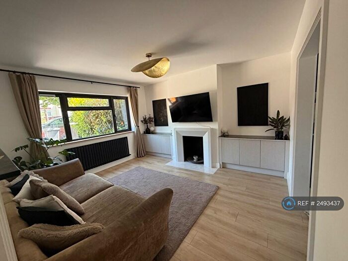 4 Bedroom Semi-Detached House To Rent In Bassetts Way, Orpington, BR6