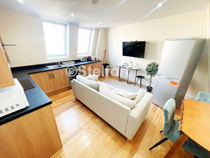 3 Bedroom Flat To Rent In Camden Road, London, N7