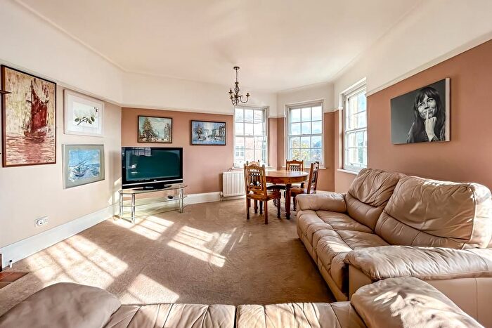 2 Bedroom Flat For Sale In Elm Grove, Thorpe Bay, SS1