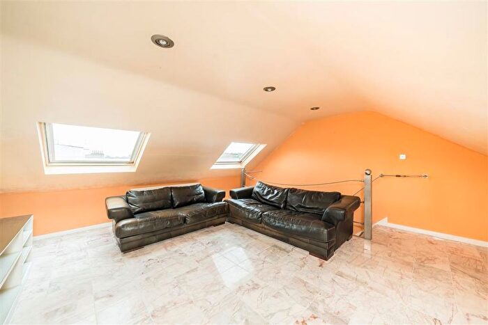 3 Bedroom Flat For Sale In Rita Road, South Lambeth, SW8