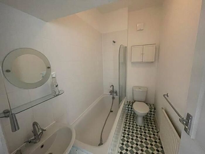 1 Bedroom Flat For Sale In Penge Road, South Norwood, London, SE25