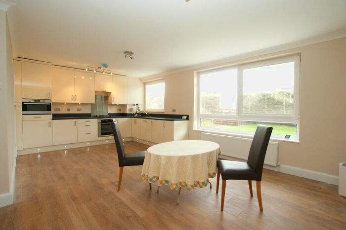 2 Bedroom Flat To Rent In Hersham Road, Walton-On-Thames, KT12