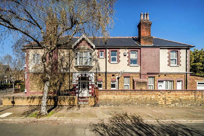 1 Bedroom Flat To Rent In Birch Grove, Birch Grove, W3