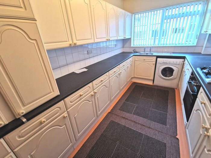 2 Bedroom Flat To Rent In Long Oaks Court, Sketty, SA2