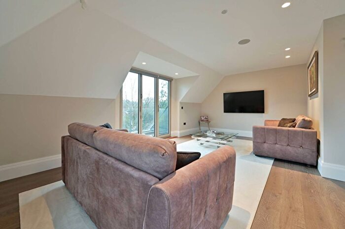 2 Bedroom Flat For Sale In Elizabeth Grove, Heathbourne Road, Bushey, Bushey Heath, WD23