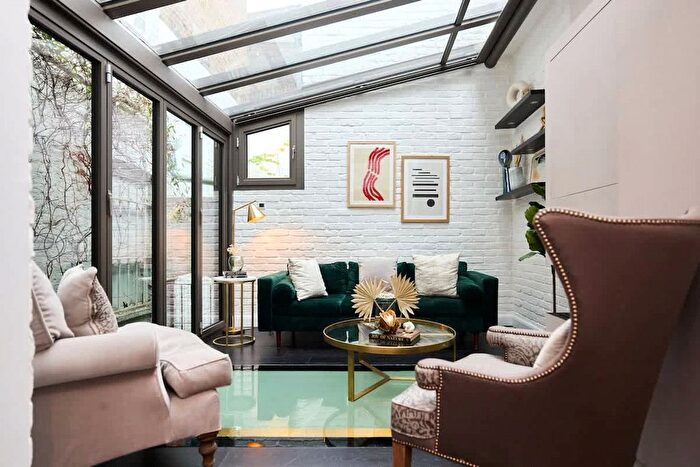 2 Bedroom Flat To Rent In Uxbridge Street, London, W8