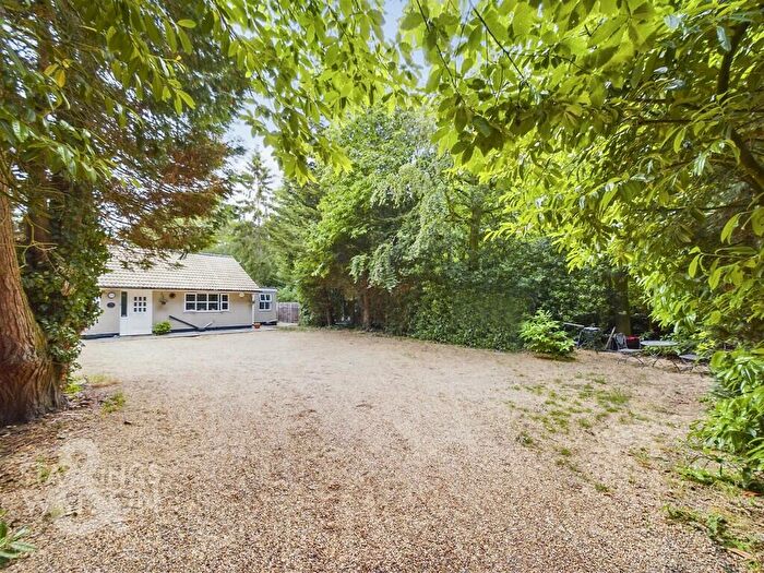 4 Bedroom Detached Bungalow For Sale In Yarmouth Road, Broome, Bungay, NR35