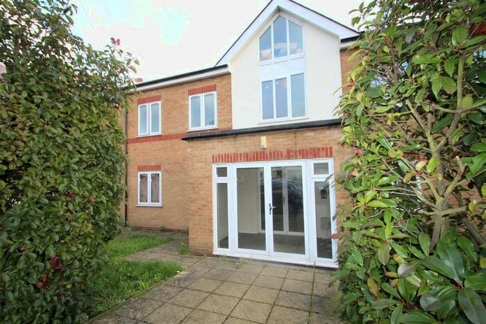 1 Bedroom Flat To Rent In Pole Hill Road, Hillingdon, Uxbridge, UB10