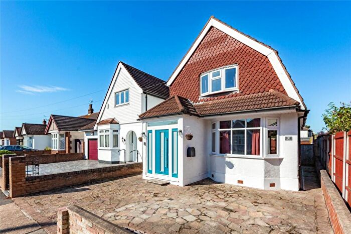 2 Bedroom Detached House For Sale In Mansfield Gardens, Hornchurch, RM12