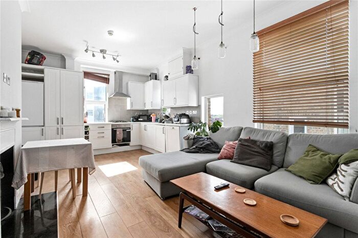 3 Bedroom Flat To Rent In Holmleigh Road, London, N16