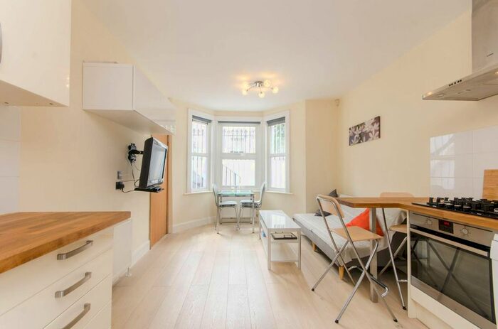 2 Bedroom Flat To Rent In Earls Court Gardens, Earls Court, London, SW5