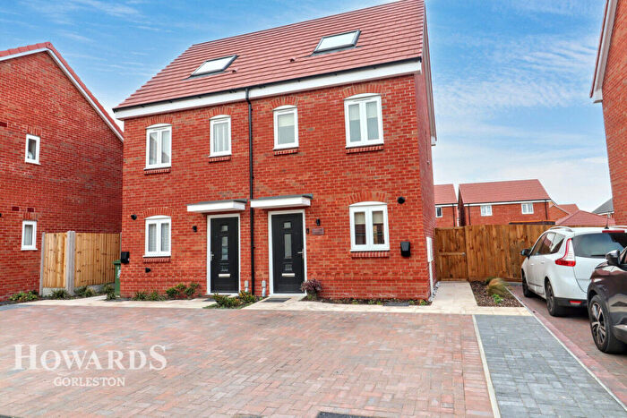 3 Bedroom Semi Detached House For Sale In Wiltshire Drive, Bradwell, NR31