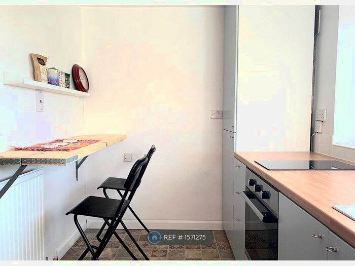 2 Bedroom Flat To Rent In Clytha Square, Newport, NP20