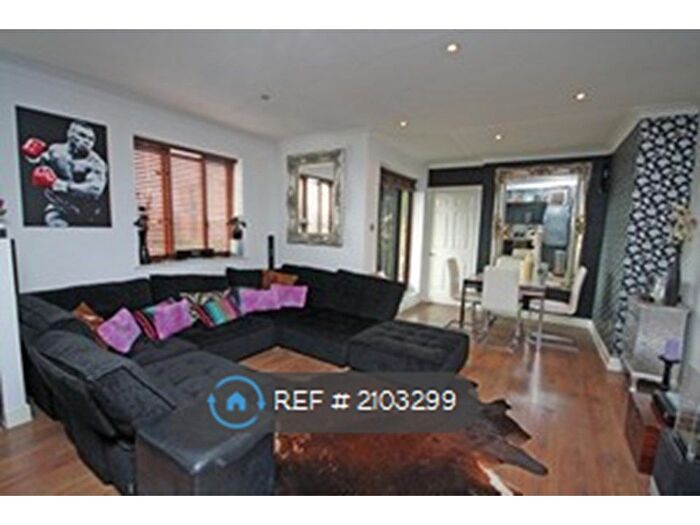 1 Bedroom Flat To Rent In Central Kingston - Caversham House, Kingston, KT1