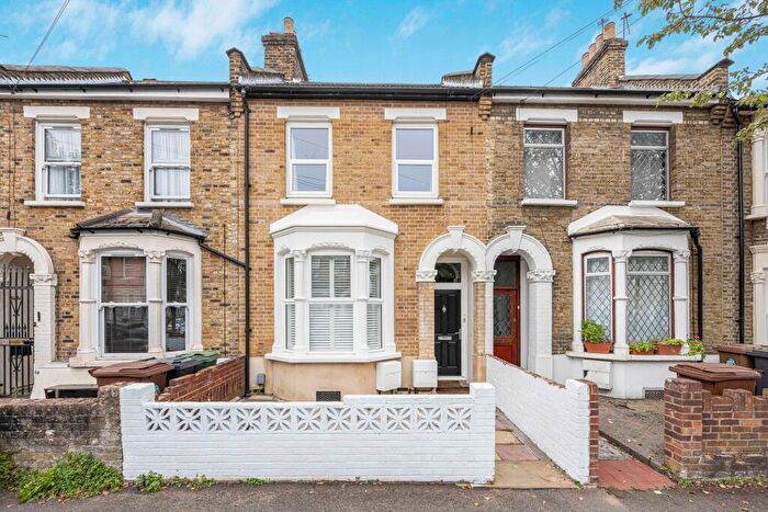 2 Bedroom Flat For Sale In Leslie Road, Leytonstone, E11