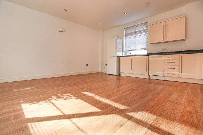 1 Bedroom Flat To Rent In Oak Road, Leatherhead, KT22