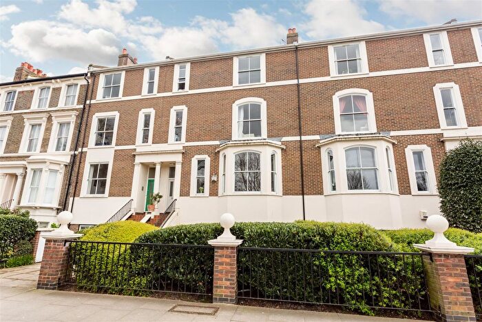2 Bedroom Flat To Rent In Palmerston Court, Victoria Park, E3