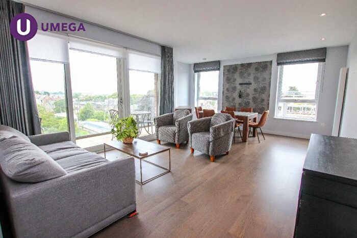 2 Bedroom Flat To Rent In Westerlea Gardens, Murrayfield, Edinburgh, EH12