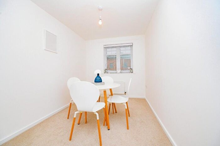2 Bedroom Flat For Sale In Cornflower Drive, LU5