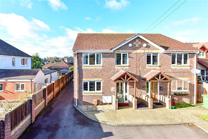 4 Bedroom Semi Detached House For Sale In London Road, Horndean, Waterlooville, Hampshire, PO8