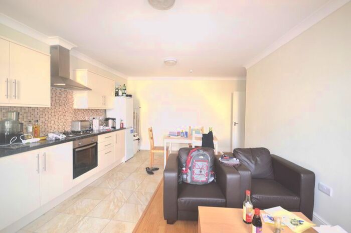 2 Bedroom Flat To Rent In Bethnal Green Road, London E2