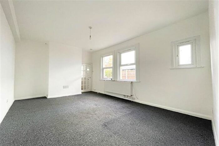 Flat To Rent In Claremont Road, Westcliff-on-Sea, SS0