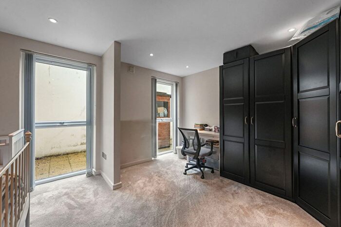 2 Bedroom Flat For Sale In Great North Road, Barnet, EN5