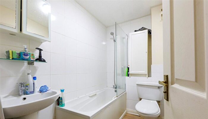 1 Bedroom Flat For Sale In Foxwood Green Close, Enfield, EN1