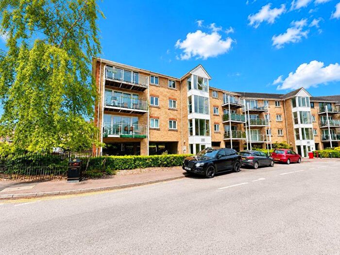 2 Bedroom Flat For Sale In Foxglove Way, Luton, LU3