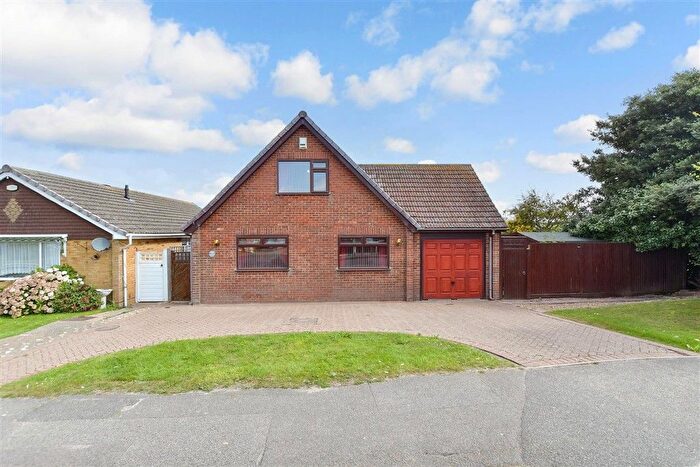 4 Bedroom Chalet For Sale In The Fairway, Dymchurch, Romney Marsh, Kent, TN29