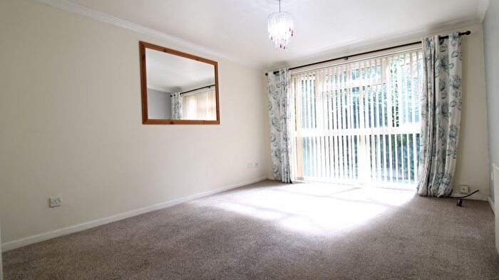 2 Bedroom Flat To Rent In Kaybridge Close, HP13