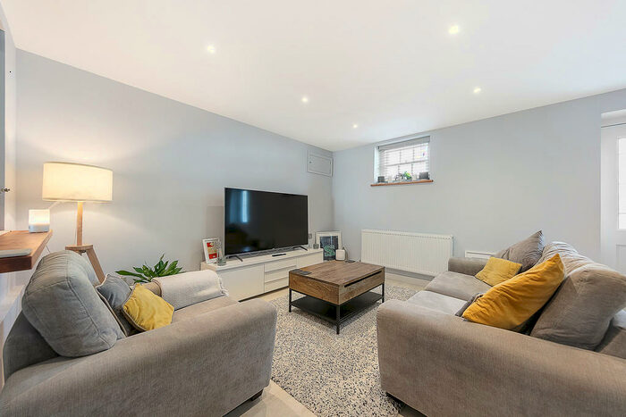 1 Bedroom Ground Flat To Rent In Queens Road, London, SE15